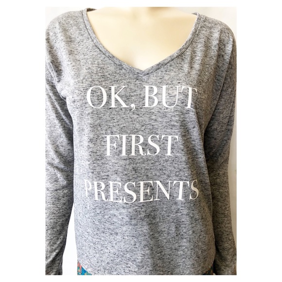 Victoria’s Secret ♥️ V-Neck Shirt - Picture 1 of 9